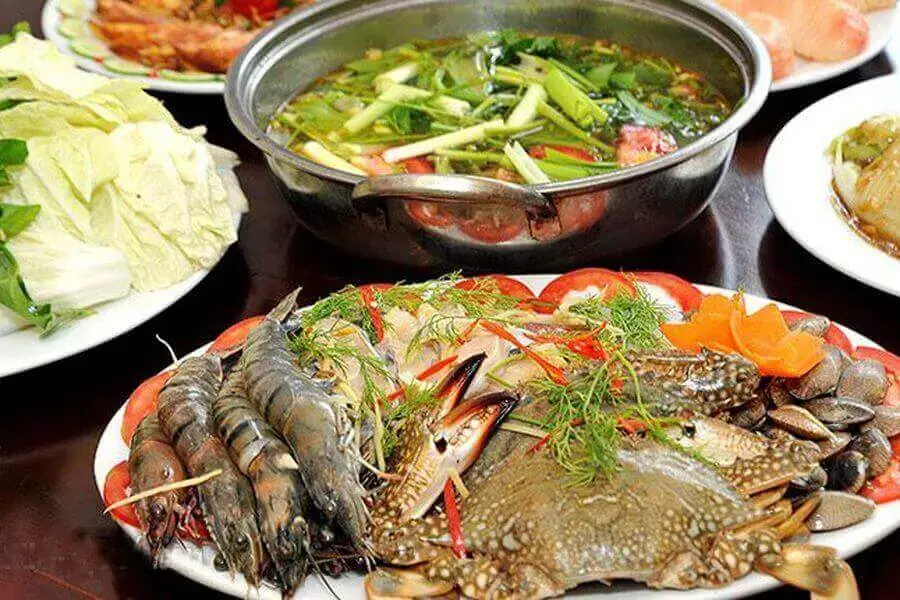 Lẩu hải sản trong thực đơn tiệc sinh nhật là món ăn dễ nấu, dễ dùng