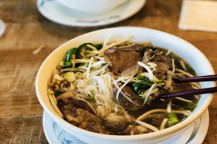 Bát bún bò Huế vào buổi sáng sớm làm việc