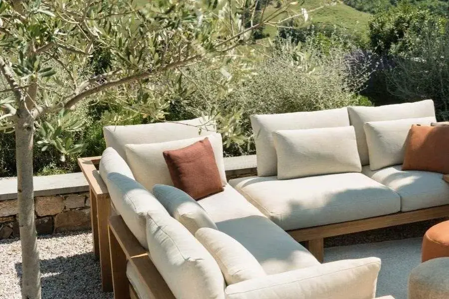 Phơi khô ghế sofa trước khi đưa vào sử dụng để tránh ẩm mốc