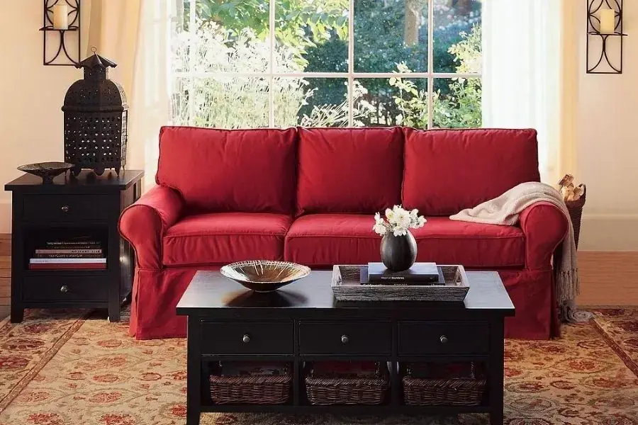Mệnh hỏa thì nên chọn ghế sofa màu đỏ, cam giúp tạo năng lượng tích cực bạn nhé