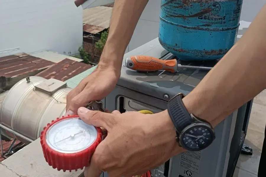 Bổ sung nạp thêm gas (nếu cần).