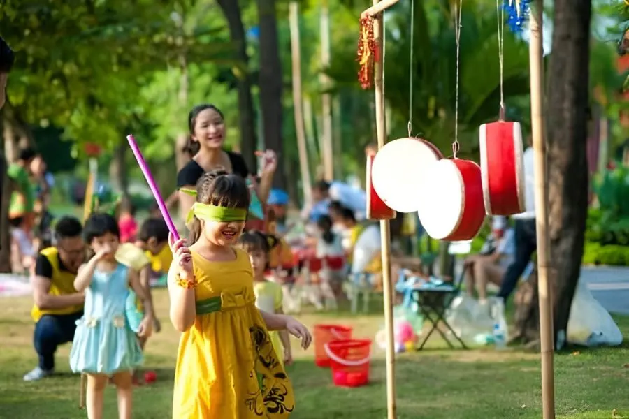 Có thể thay niêu đất bằng trống, hoa quả hoặc heo đất.