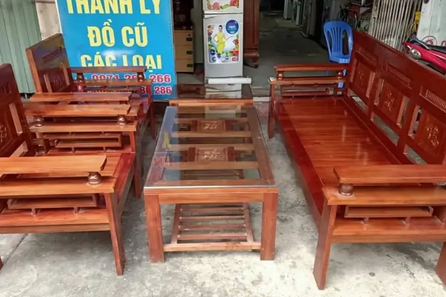 Bàn ghế từ gỗ Xoan Đào cũng có màu sắc bắt mắt và ưa nhìn