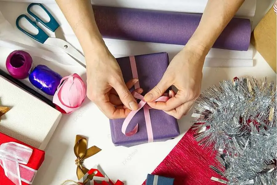 Cần cẩn thận khi gói để món quà được chỉn chu, đẹp mắt.