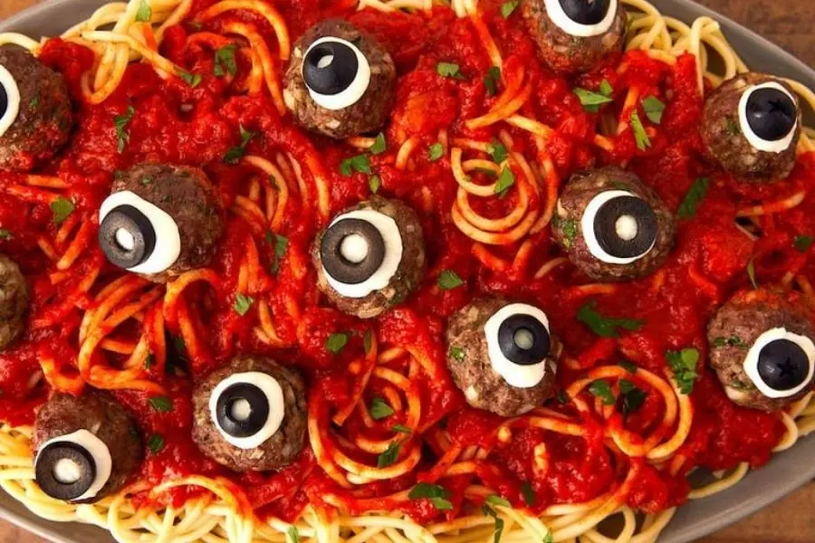 Bạn có thể biến đổi và sáng tạo để thành món ăn thú vị trong bữa tiệc Halloween.