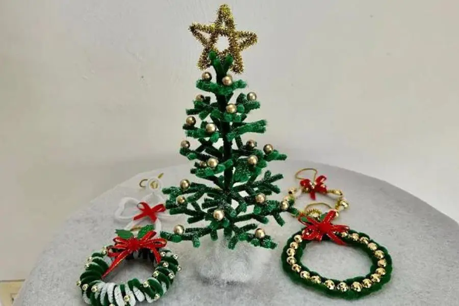 Mẫu cây thông Noel làm từ dây kim tuyến và phụ kiện xinh xắn.