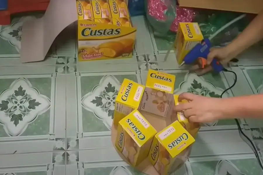 Cố định hộp bánh ở tầng 1.