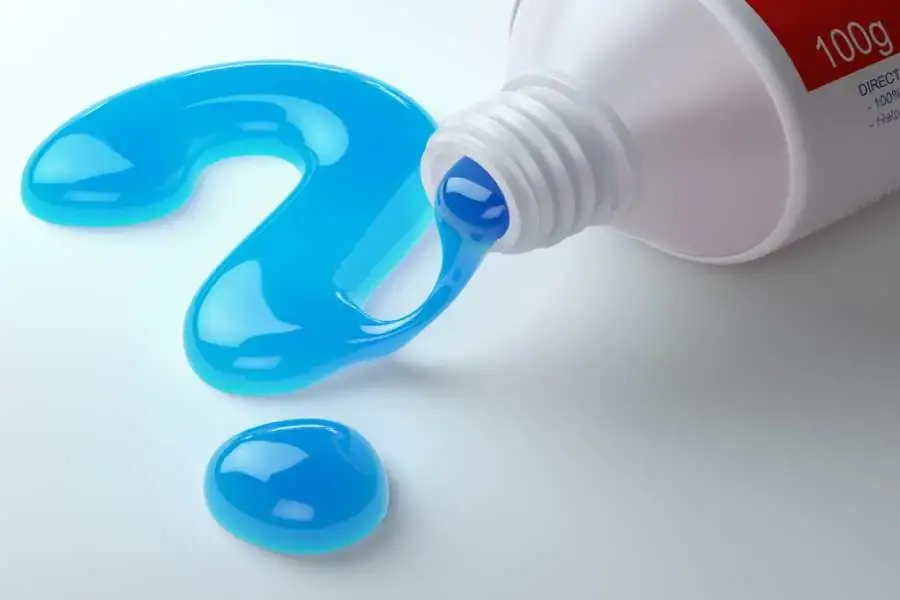 Tẩy cặn canxi trên kính bằng kem đánh răng.