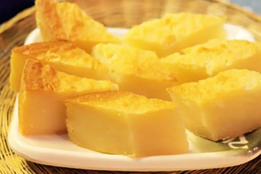 Bánh nếp khoai mì là món bánh quen thuộc của người dân miền Nam qua sự kết hợp giữa bột nếp và khoai mì nghiền.