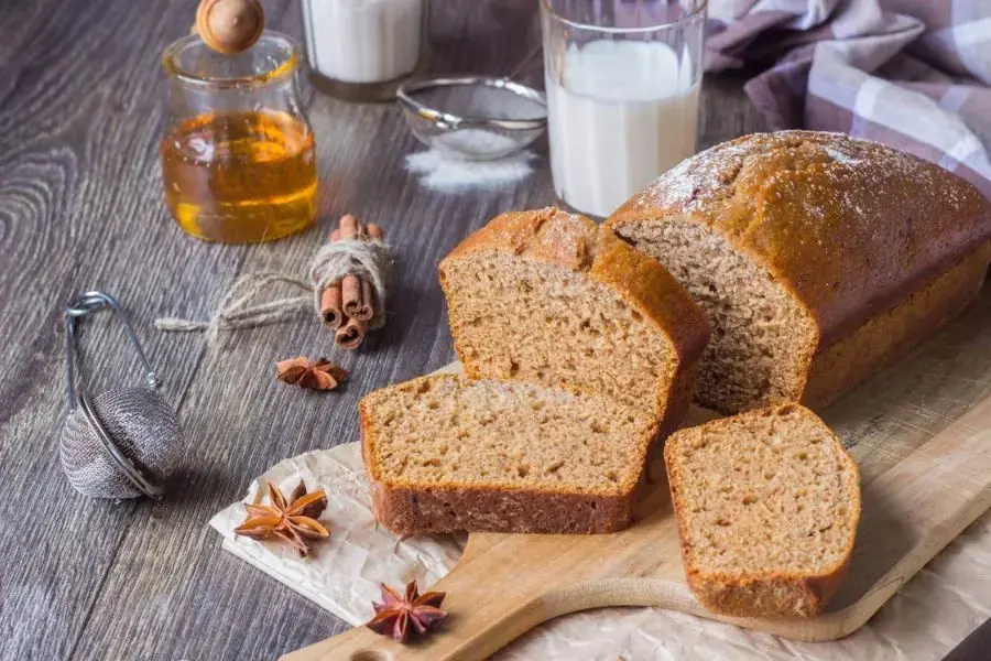Bữa phụ cùng bánh mì ngọt và sữa tươi nguyên kem
