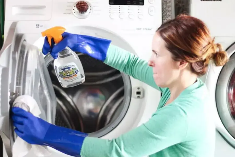 Pha loãng baking soda để lau bụi bẩn trên vỏ máy giặt