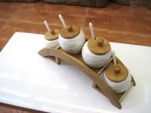 Đồ gốm sứ rất dễ bị sứt mẻ nên trong quá trình sử dụng cần chú ý tránh va chạm mạnh hoặc chồng, đặt chèn lên nhau.