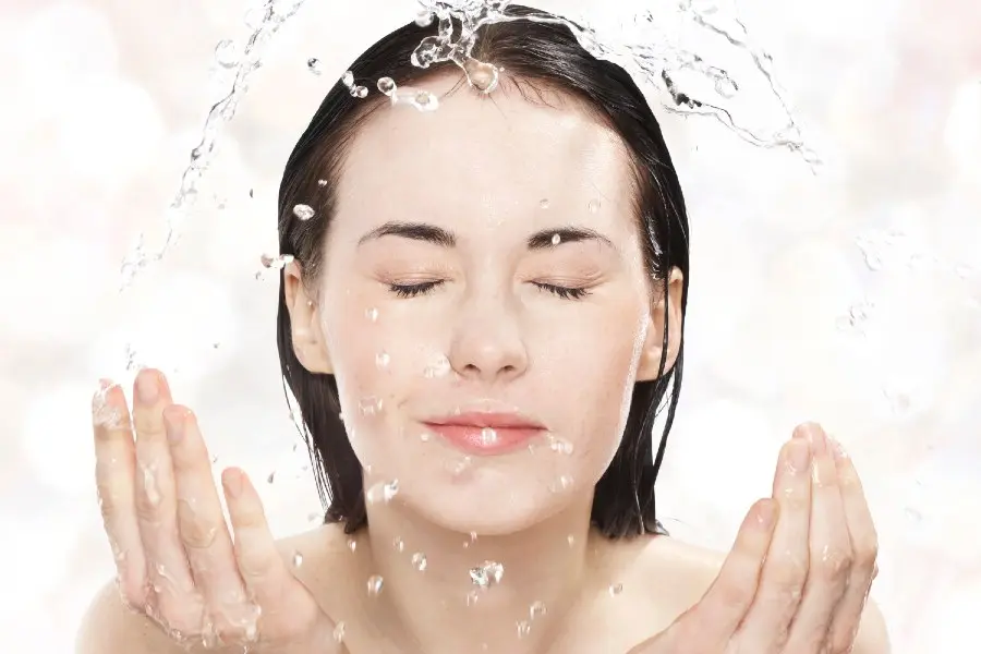 Trong muối chứa nhiều khoáng chất giúp tái tạo da.