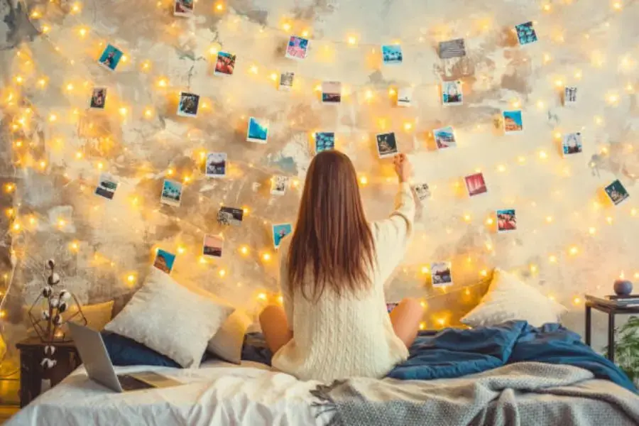 Đèn LED là phụ kiện trang trí phòng ngủ phổ biến trong mỗi phòng ngủ