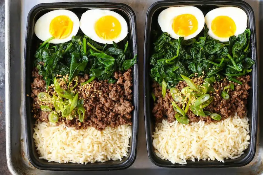 Món ngon cho trẻ 2 tuổi biếng ăn nên được trang trí bắt mắt để trẻ hứng thú ăn.
