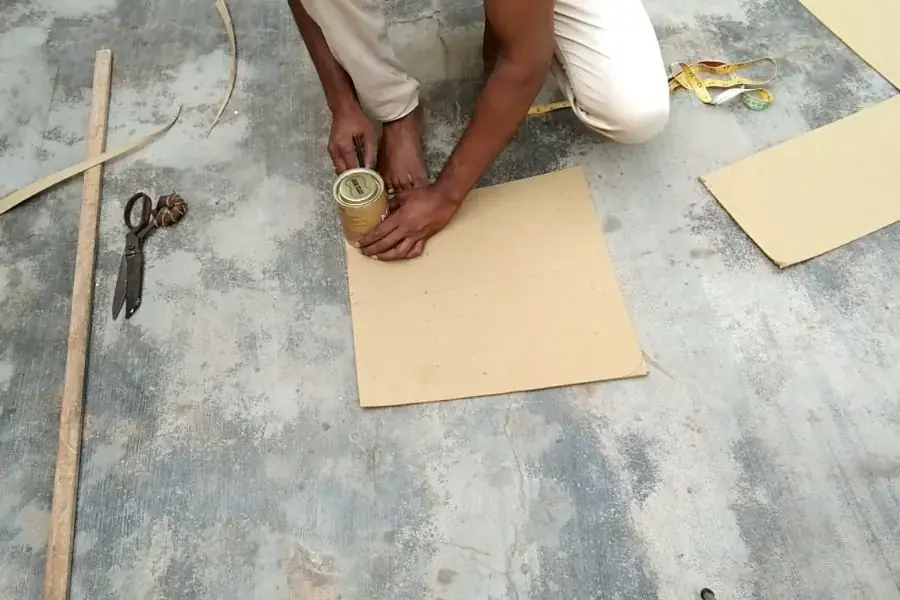Sử dụng lon hình tròn để đánh dấu vòng cung giúp khung đệm ghế gỗ đệm hơn