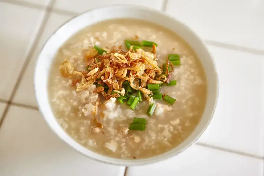 Cháo lòng nấu từ gạo và lòng heo, có thể ăn kèm với hành phi sẽ rất thơm ngậy