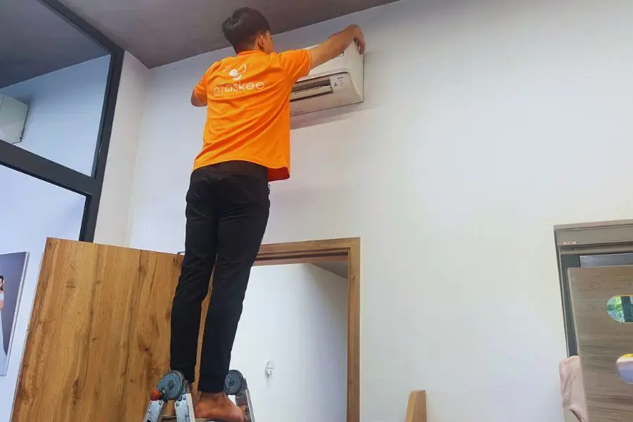 Vỏ hoặc cửa đóng mở dàn lạnh bị nứt vỡ sẽ gây ra âm thanh lạ.