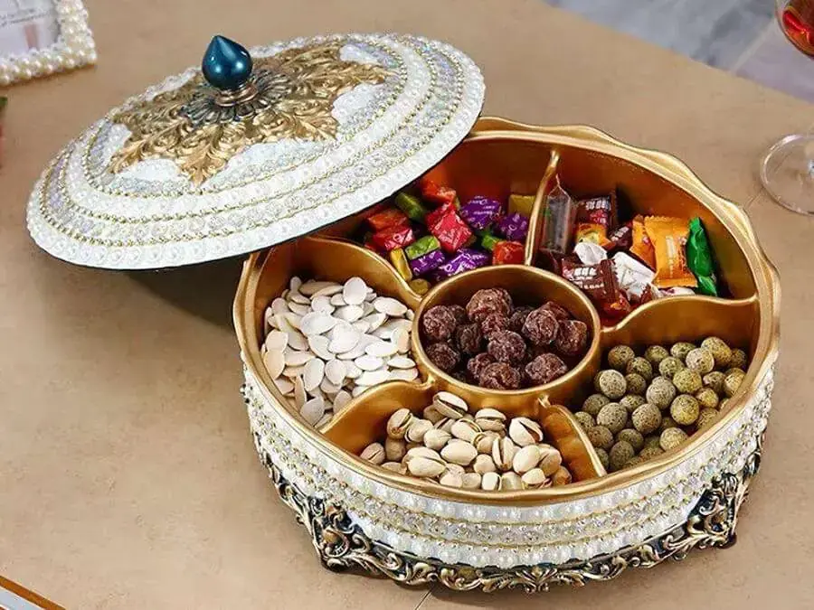 Dùng khay bánh mứt phù hợp để trang trí nhà ngày Tết.