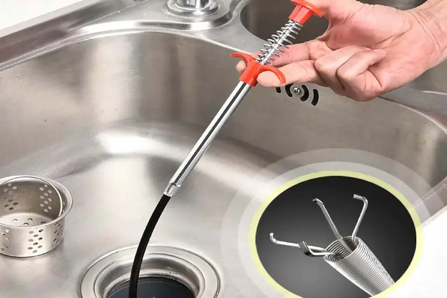 Với dây thông cống lò xò, bạn dễ dàng thông bồn rửa bát chỉ qua vài thao tác (Nguồn: Alicdn.com)