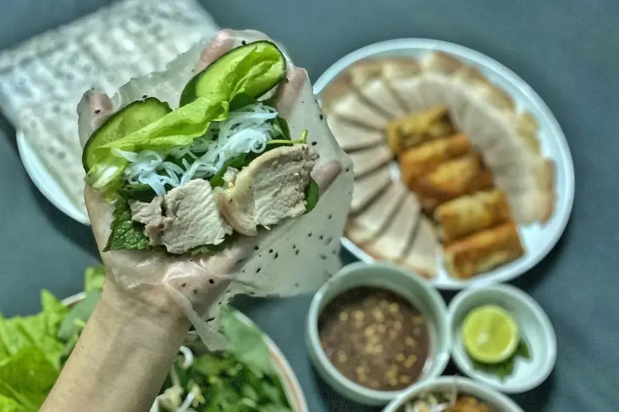 Cuốn bánh tráng với thịt luộc trọn vị hơn khi chấm cùng mắm nêm