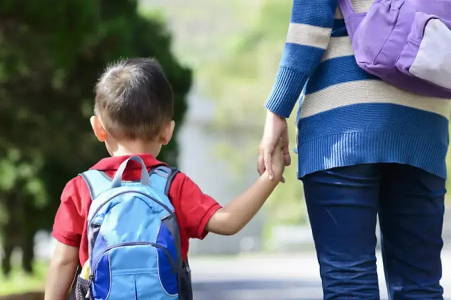 Đưa đón trẻ đi học (6)