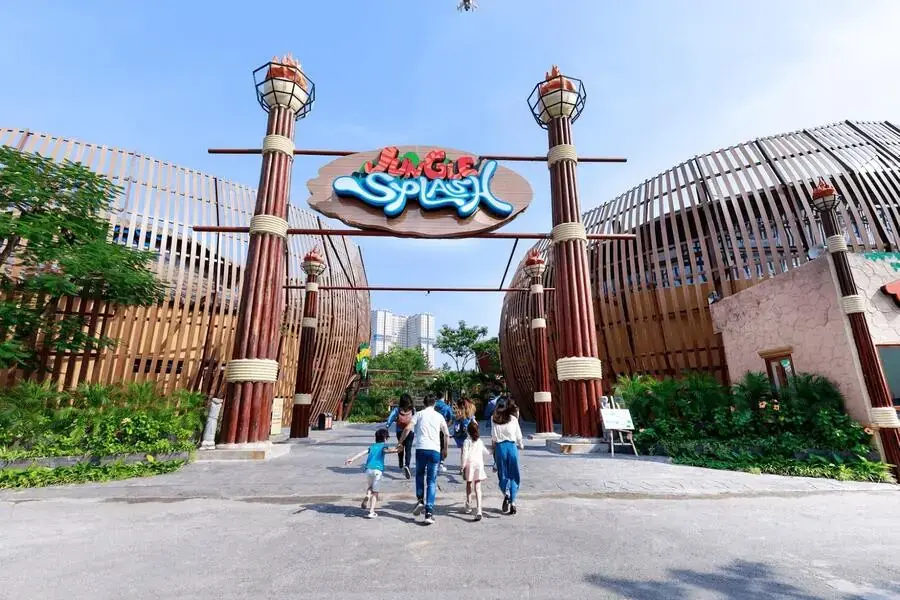 Cổng Safari ở công viên thiên đường Bảo Sơn.