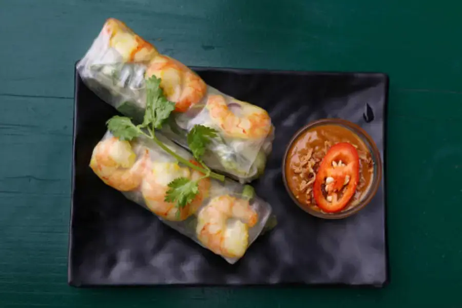 Cuốn gỏi mập mạp chấm chung với mắm là ngon tuyệt cú mèo
