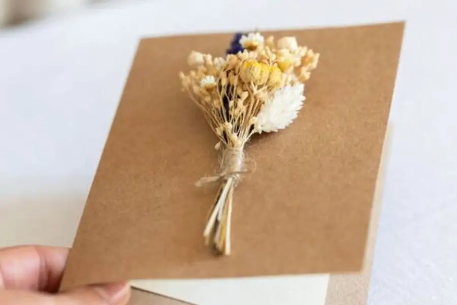 Thiệp 20/10 cho trẻ mầm non gắn hoa khô thật.