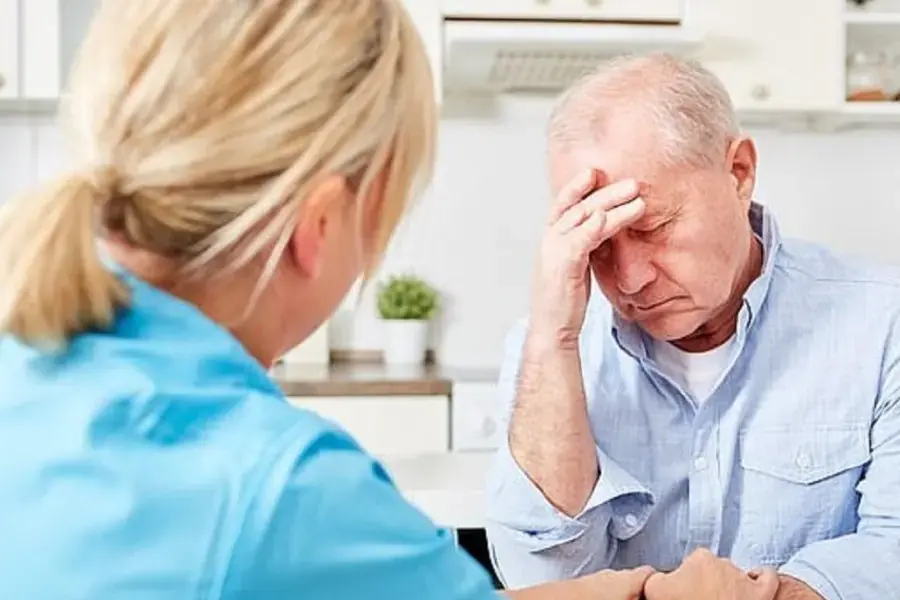 Người bệnh thường xuyên lú lẫn, thay đổi thói quen sinh hoạt