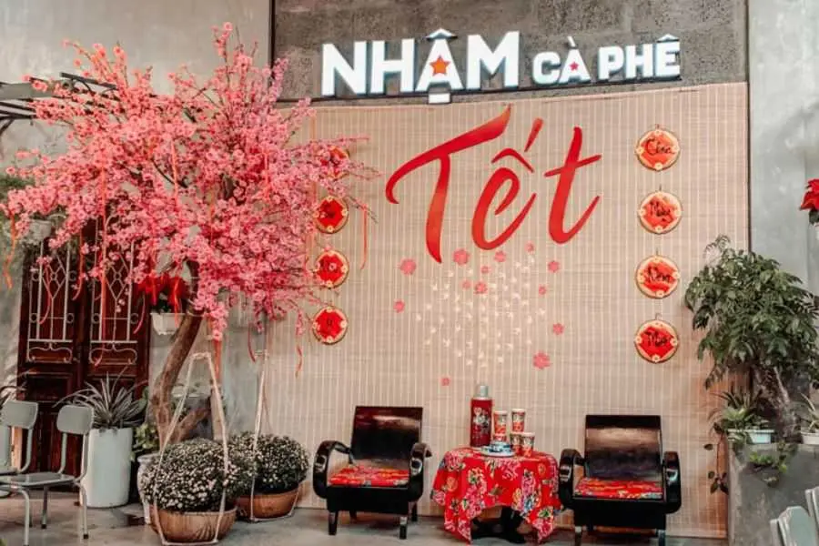 Hình ảnh Tết truyền thống được tái hiện ngay trong cửa hàng.
