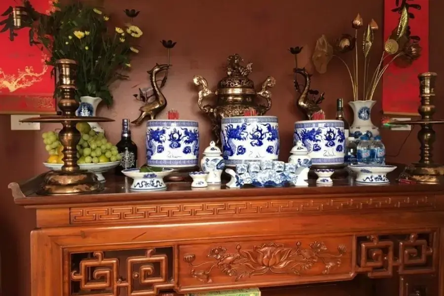 5 chén nước tượng trưng cho ngũ phương (Đông, Tây, Nam, Bắc, Trung ương).