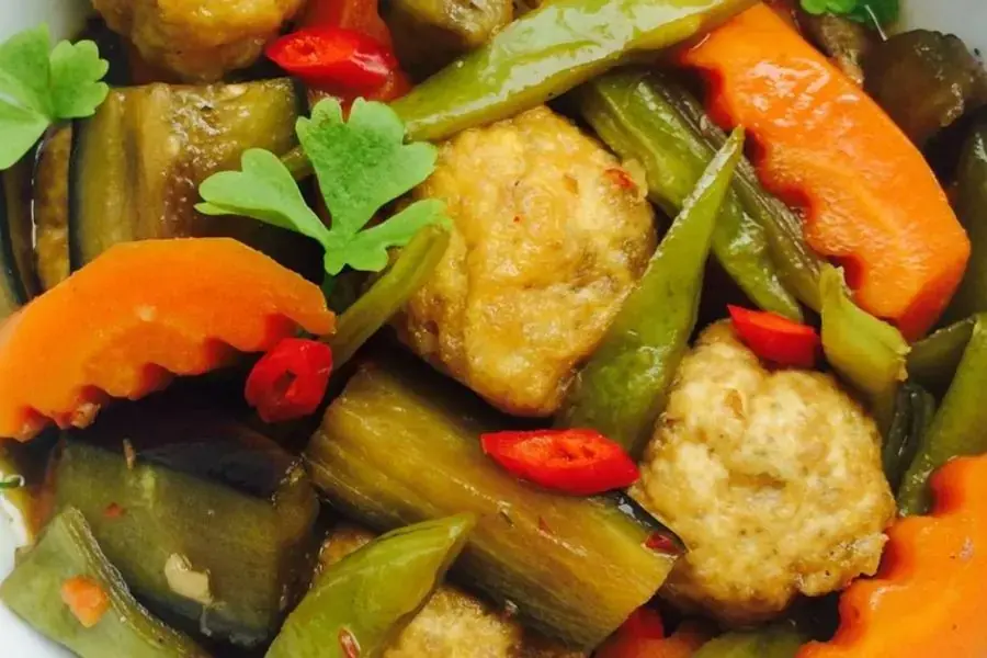 Đậu hủ chiên với rau củ có màu sắc bắt mắt