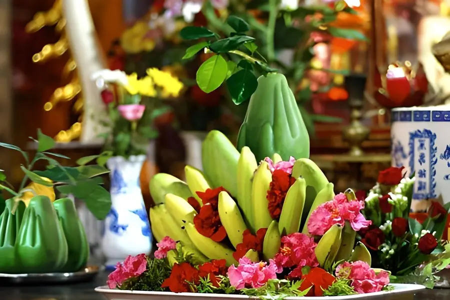 Mẫu mâm ngũ quả Trung Thu miền Bắc thay thế bưởi thành quả Phật thủ và bày trí hoa xung quanh bắt mắt.