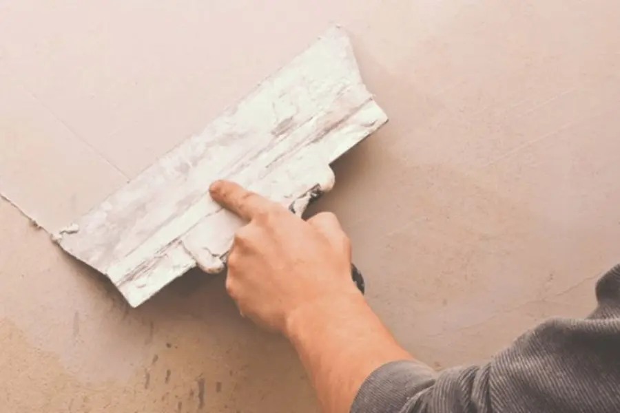 trong lúc sơn tường, bạn phải lăn đều tay để màu sơn lên đẹp và đều