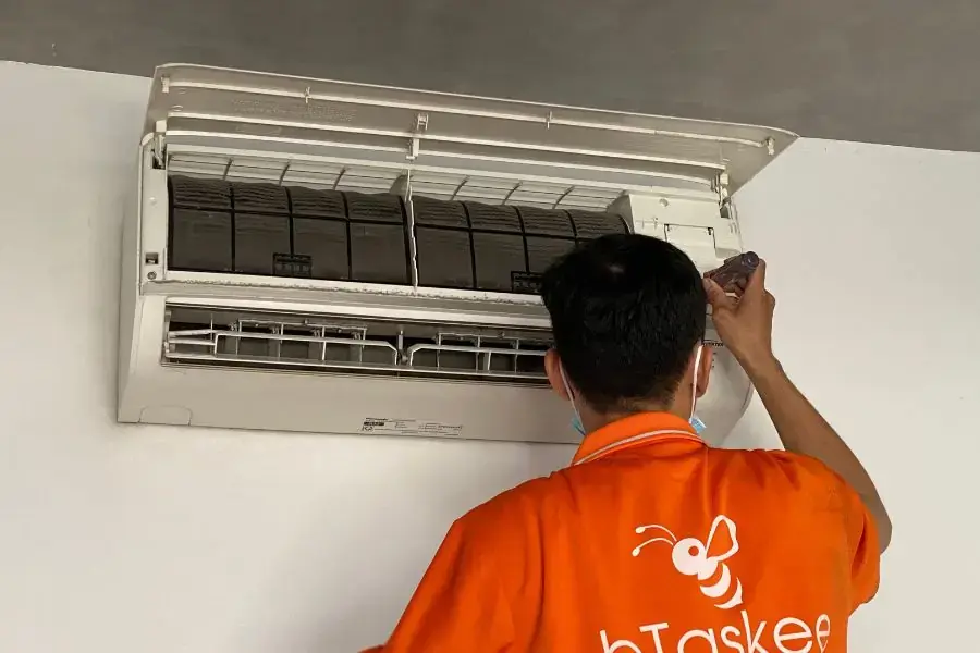 Vệ sinh máy lạnh thường xuyên giúp hạn chế lỗi hỏng ở điều hòa.