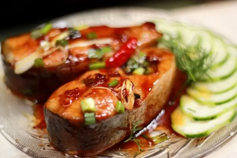 Cá nhồng kho tiêu mang hương vị quê nhà ấm áp
