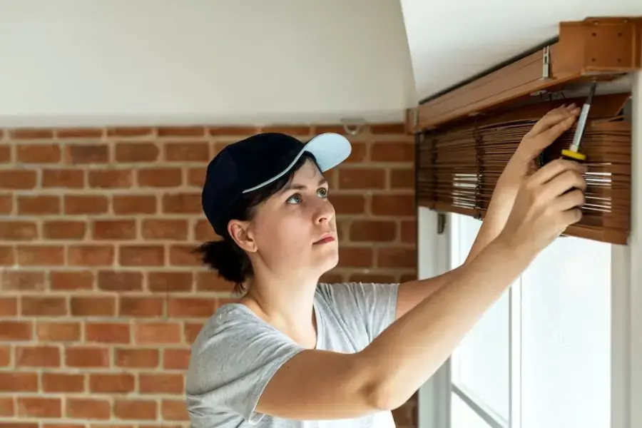 Gắn các móc cài, móc treo rèm lên khung bằng ốc vít