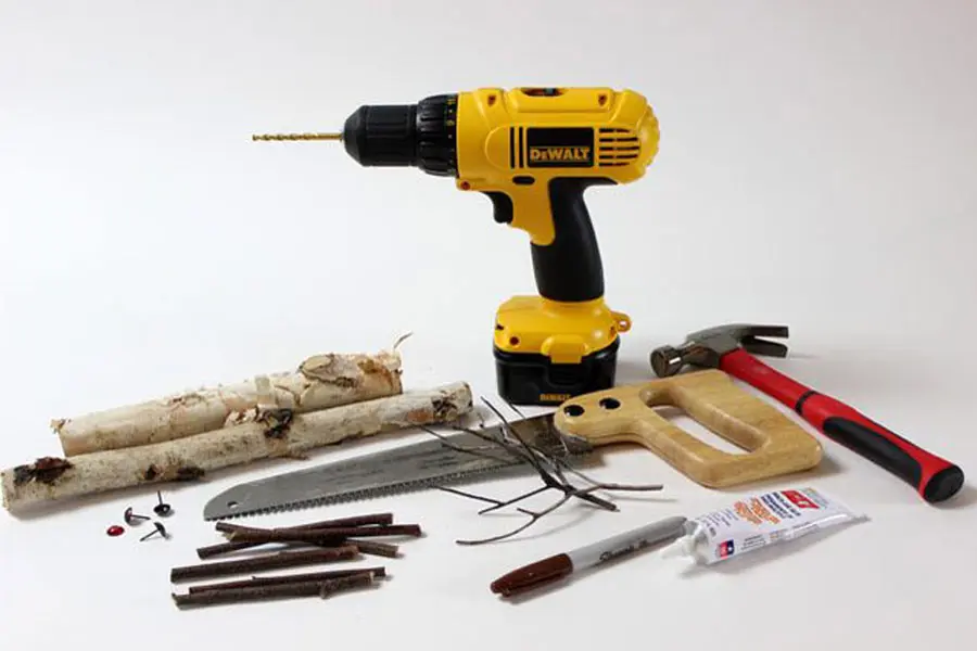 Những thứ bạn cần chuẩn bị để làm tuần lộc bằng gỗ.