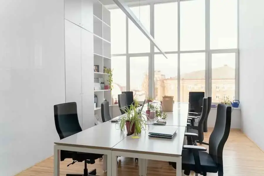 Phong cách thiết kế đơn với chiếc bàn làm việc cùng những chậu cây xanh tươi