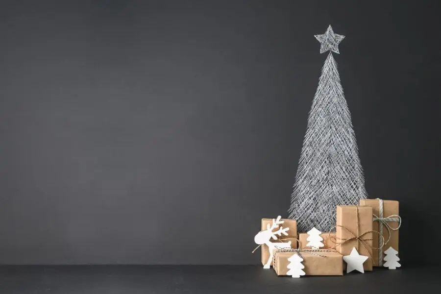Mẫu cây thông Noel vẽ bằng phấn đơn giản trong dịp Giáng Sinh.