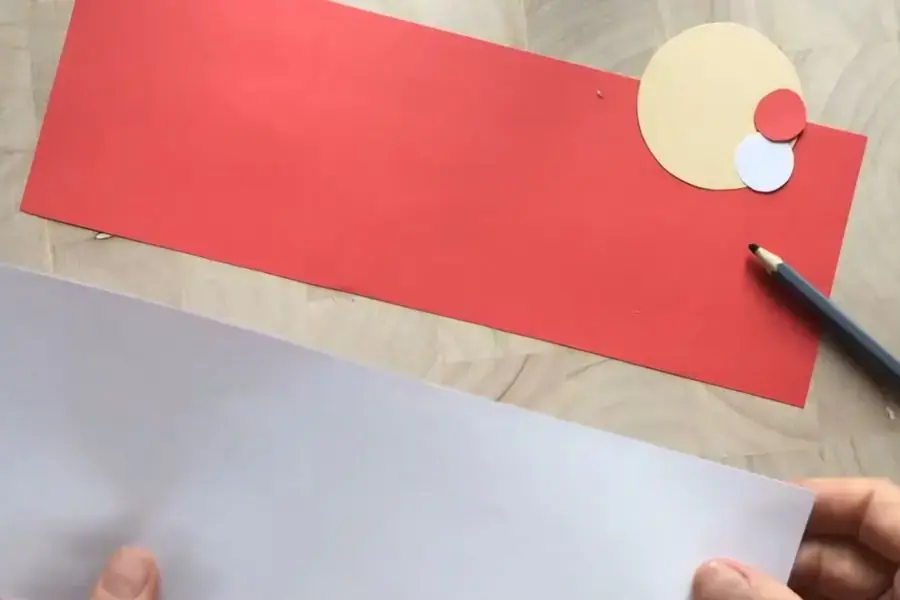 Chuẩn bị phần giấy thủ công.