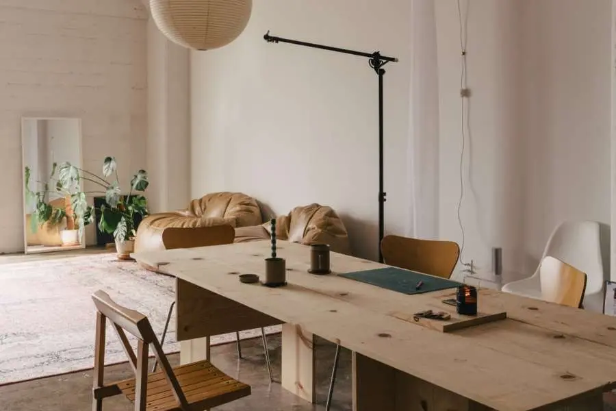 Bàn ghế cũng được tạo nên bởi gỗ ép Plywood