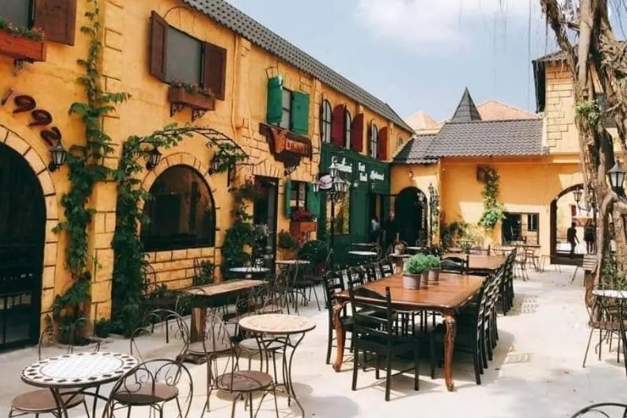 Lạc lối giữa làng Serafim Alley mang phong cách châu Âu cổ điển.