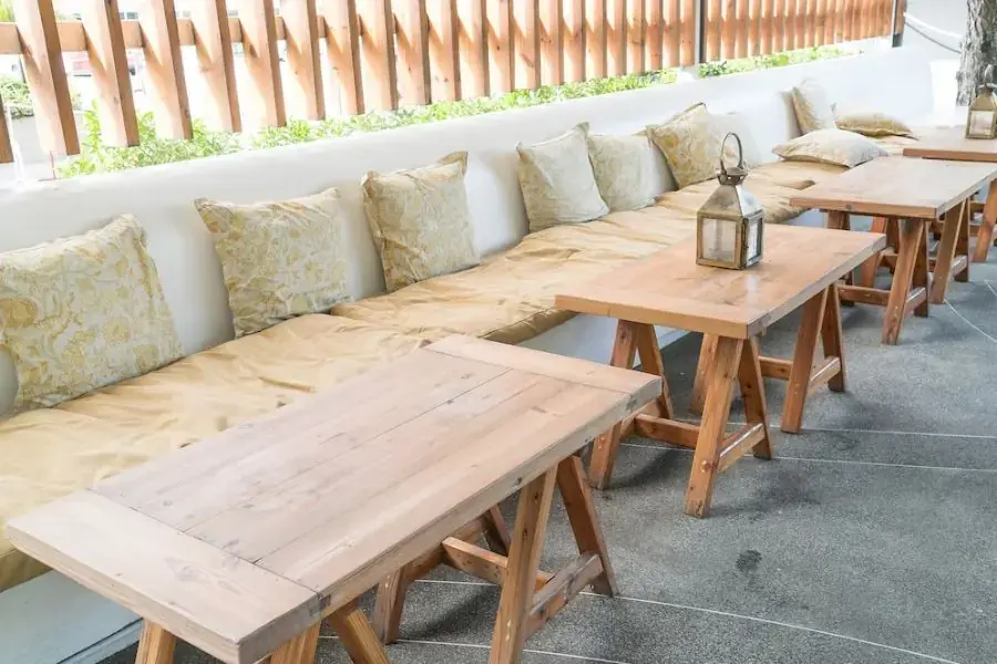 Bàn ghế từ gỗ thông bền đẹp, chắc chắn