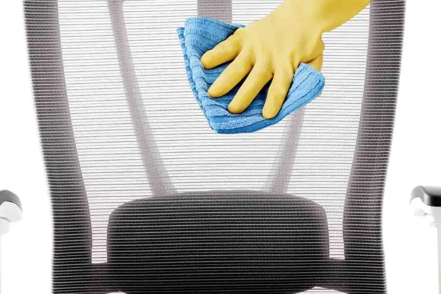 Thấm vải vào dung dịch và lau sạch bề mặt ghế