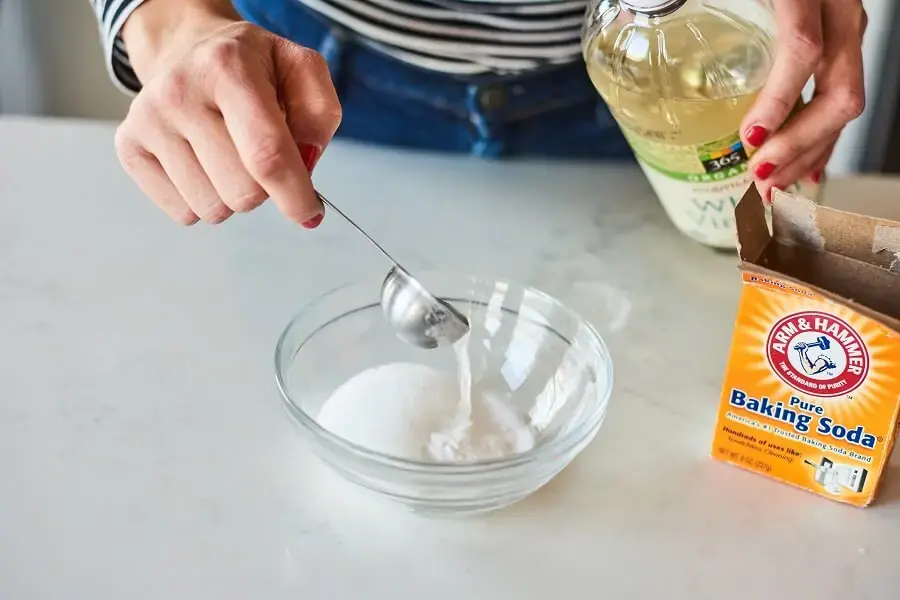 Hỗn hợp baking soda và giấm giúp tẩy vết nước chè trên nền gạch rất tốt (Nguồn: Apartmenttherapy)