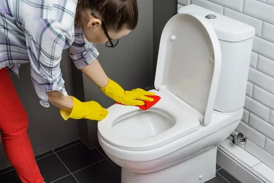Vệ sinh ghế ngồi thật sạch sẽ 
