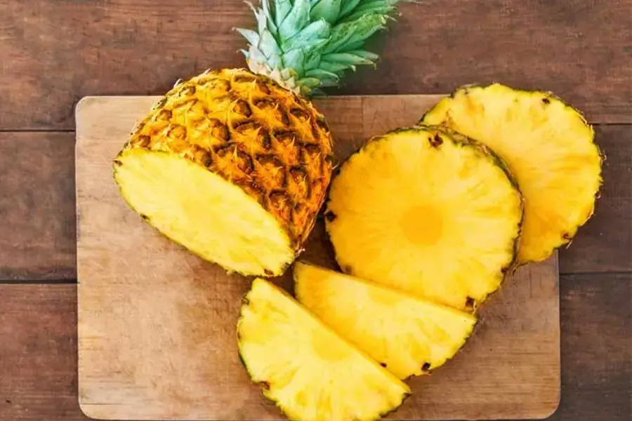 Bạn nên chọn những quả dứa đã chín, mắt to và có mùi thơm thoang thoảng
