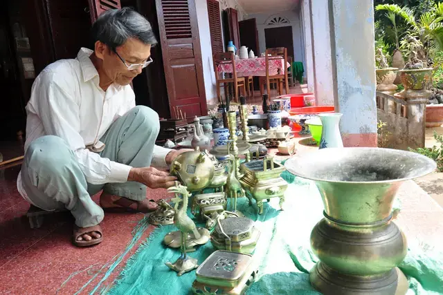 Dọn dẹp bàn thờ đón Tết.